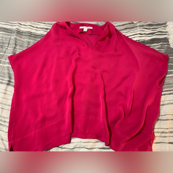Diane Von Furstenberg Tops - Diane von Furstenberg, 100% silk, size small. Fits like blue shirt pictured